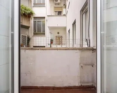 Dnevna soba; drveni pod, prirodno svjetlo, moderni stil, visoki plafoni