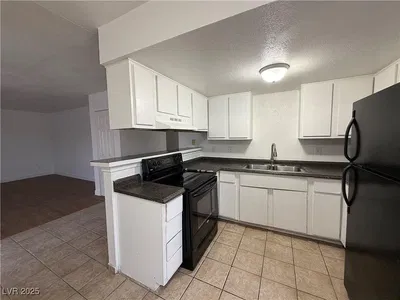Living room; wood floor, natural light, modern style, high ceiling