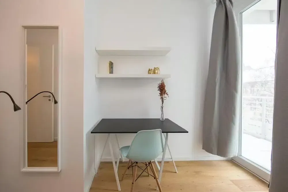 Salón; suelo de madera, luz natural, estilo moderno, techos altos