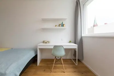 Salon; parquet, lumière naturelle, style moderne, hauteur sous plafond