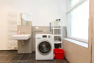 Salon; podłoga drewniana, światło dzienne, styl nowoczesny, wysokie sufity