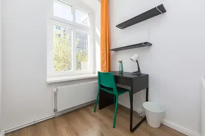 Salon; parquet, lumière naturelle, style moderne, hauteur sous plafond