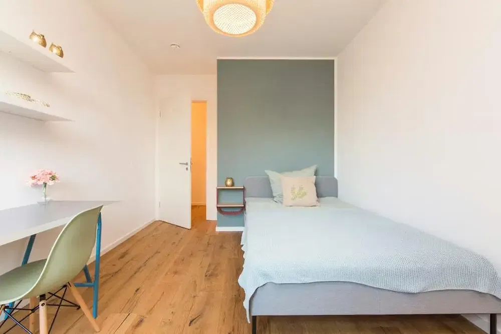 Sala de estar; chão de madeira, luz natural, estilo moderno, teto alto