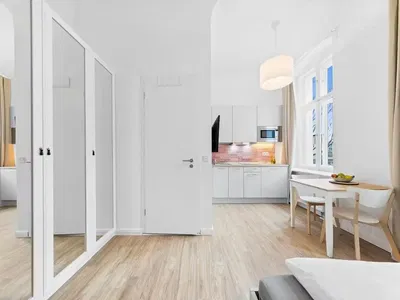 Dnevna soba; drveni pod, prirodno svjetlo, moderni stil, visoki plafoni