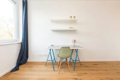 Living room; wood floor, natural light, modern style, high ceiling