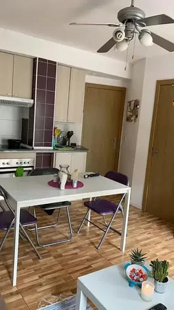 Sala de estar; chão de madeira, luz natural, estilo moderno, teto alto