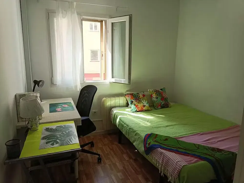 Salon; podłoga drewniana, światło dzienne, styl nowoczesny, wysokie sufity