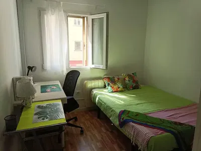 Sala de estar; chão de madeira, luz natural, estilo moderno, teto alto