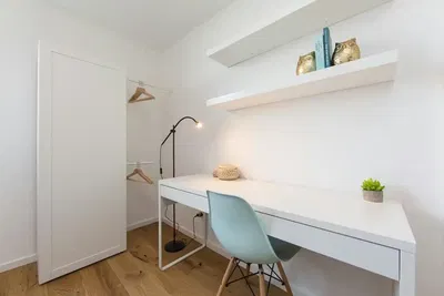 Salon; podłoga drewniana, światło dzienne, styl nowoczesny, wysokie sufity