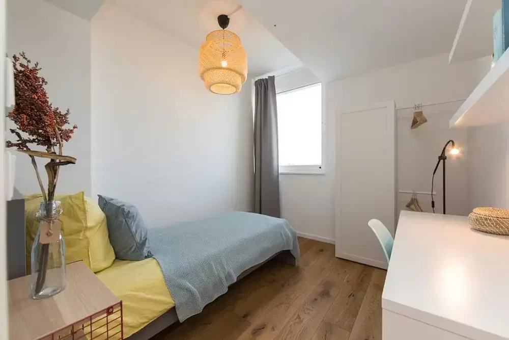 Salon; parquet, lumière naturelle, style moderne, hauteur sous plafond