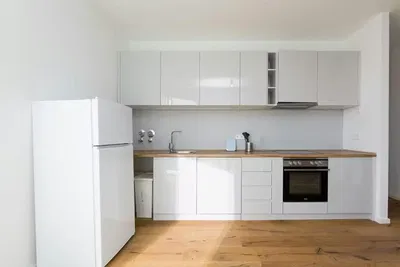 Salon; parquet, lumière naturelle, style moderne, hauteur sous plafond