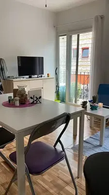 Cocina; electrodomésticos, suelo de madera, luz natural, estilo moderno