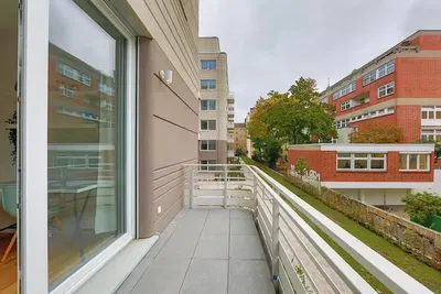 Salón; suelo de madera, luz natural, estilo moderno, techos altos