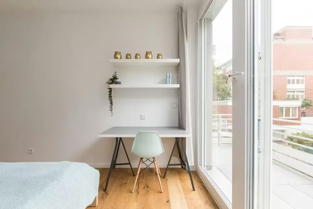 Salon; parquet, lumière naturelle, style moderne, hauteur sous plafond