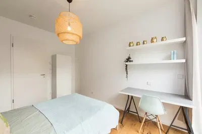 Salón; suelo de madera, luz natural, estilo moderno, techos altos