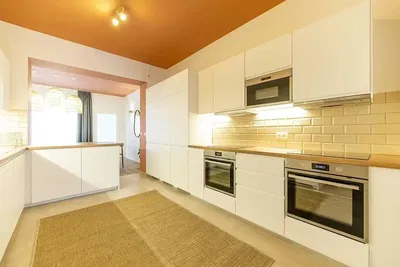 Dnevna soba; drveni pod, prirodno svjetlo, moderni stil, visoki plafoni