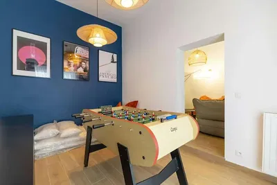 Dnevna soba; drveni pod, prirodno svjetlo, moderni stil, visoki plafoni