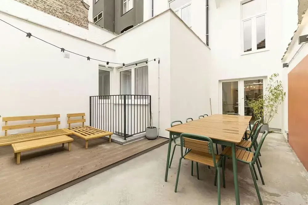 Dnevna soba; drveni pod, prirodno svjetlo, moderni stil, visoki plafoni