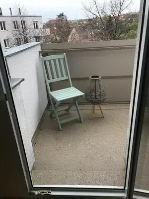 Living room; wood floor, natural light, modern style, high ceiling