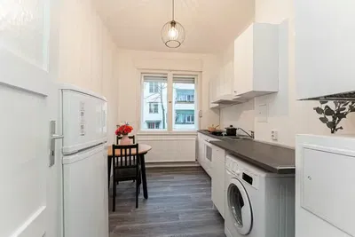 Σαλόνι; ξύλινο πάτωμα, φυσικό φως, μοντέρνο στυλ, ψηλά ταβάνια