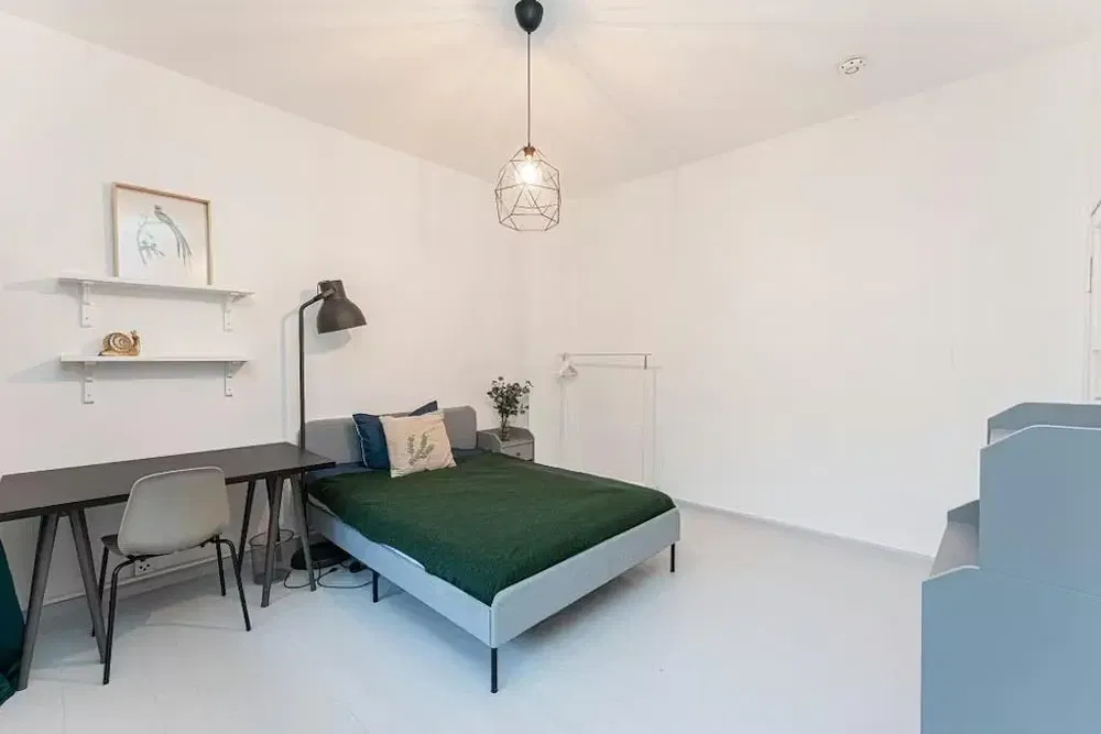 Σαλόνι; ξύλινο πάτωμα, φυσικό φως, μοντέρνο στυλ, ψηλά ταβάνια