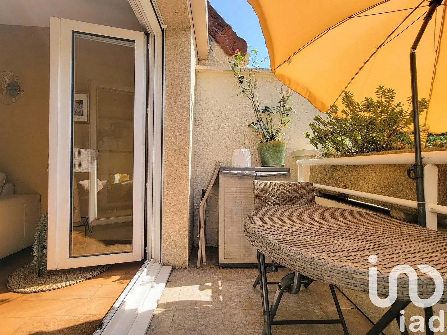 Living room; wood floor, natural light, modern style, high ceiling