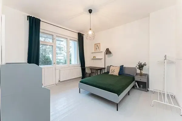 Κουζίνα; συσκευές κουζίνας, ξύλινο πάτωμα, φυσικό φως, μοντέρνο στυλ, ανακαινισμένο