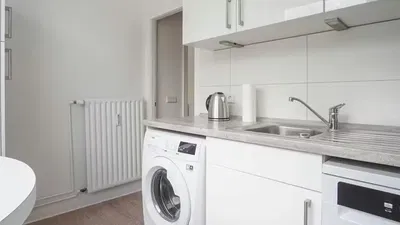 Salón; suelo de madera, luz natural, estilo moderno, techos altos