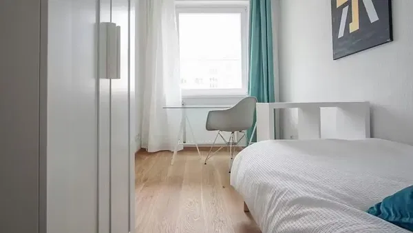 Σαλόνι; ξύλινο πάτωμα, φυσικό φως, μοντέρνο στυλ, ψηλά ταβάνια