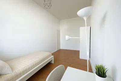 Σαλόνι; ξύλινο πάτωμα, φυσικό φως, μοντέρνο στυλ, ψηλά ταβάνια