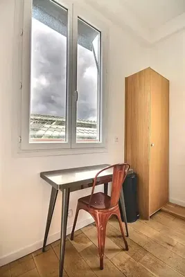 Woonkamer; houten vloer, natuurlijk licht, moderne stijl, hoge plafonds