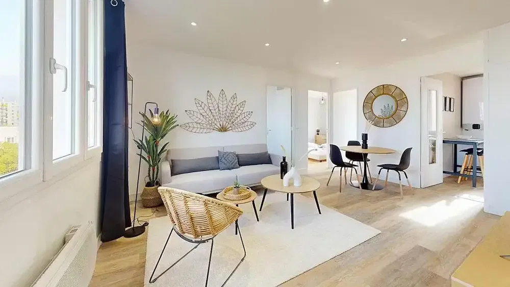 Wohnzimmer; holzboden, tageslicht, moderner stil, hohe decken