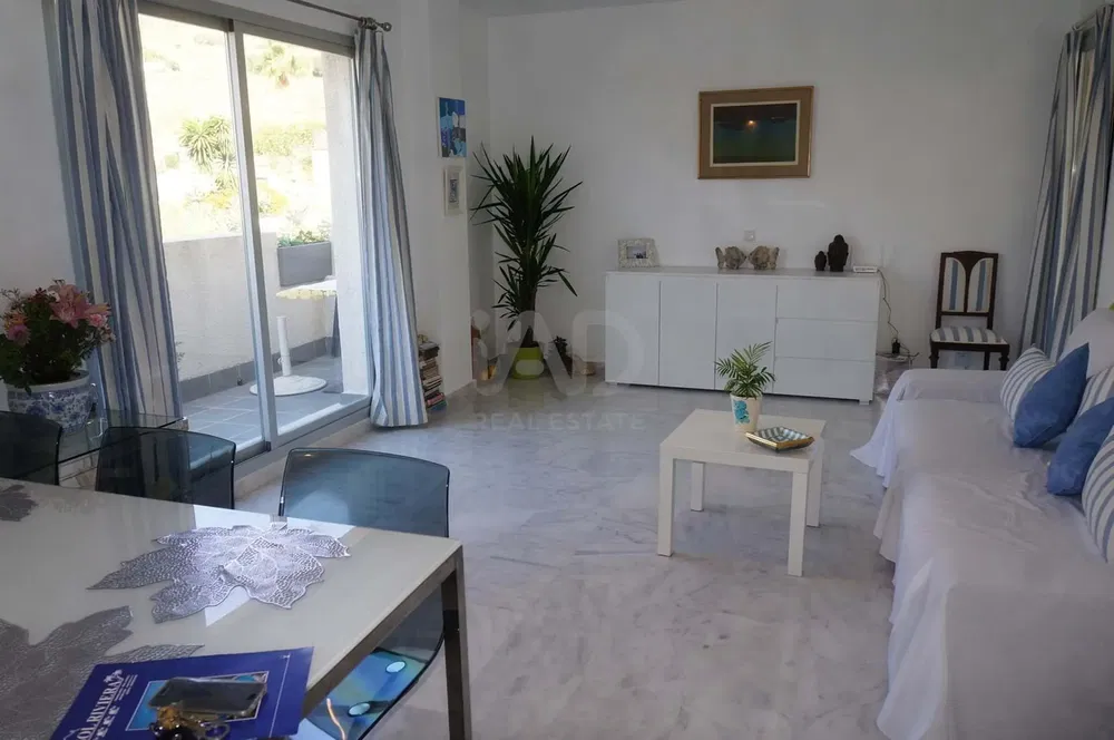 Sala de estar; chão de madeira, luz natural, estilo moderno, teto alto