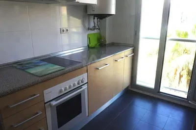 Sala de estar; chão de madeira, luz natural, estilo moderno, teto alto