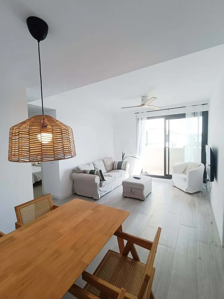 Woonkamer; houten vloer, natuurlijk licht, moderne stijl, hoge plafonds