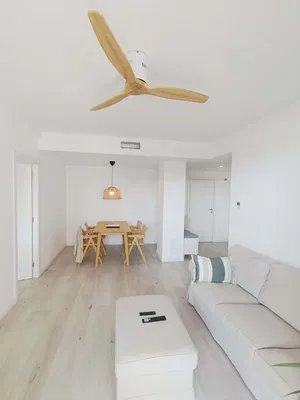 Keuken; keukenapparatuur, houten vloer, natuurlijk licht, moderne stijl, gerenoveerd