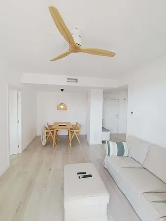 Keuken; keukenapparatuur, houten vloer, natuurlijk licht, moderne stijl, gerenoveerd