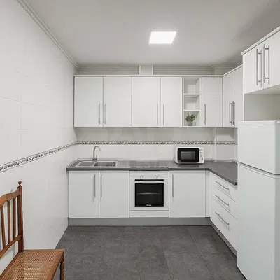 Obývačka; drevená podlaha, prirodzené svetlo, moderný štýl, vysoké stropy