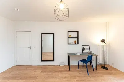 Σαλόνι; ξύλινο πάτωμα, φυσικό φως, μοντέρνο στυλ, ψηλά ταβάνια