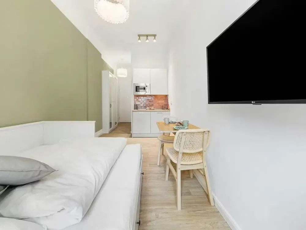 Σαλόνι; ξύλινο πάτωμα, φυσικό φως, μοντέρνο στυλ, ψηλά ταβάνια