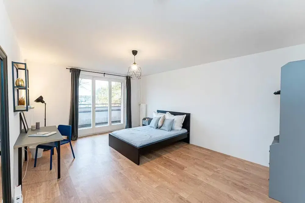 Хол; дървен под, естествена светлина, модерен стил, високи тавани