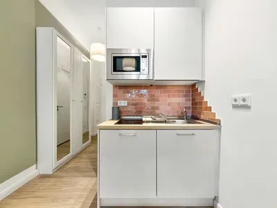 Σαλόνι; ξύλινο πάτωμα, φυσικό φως, μοντέρνο στυλ, ψηλά ταβάνια