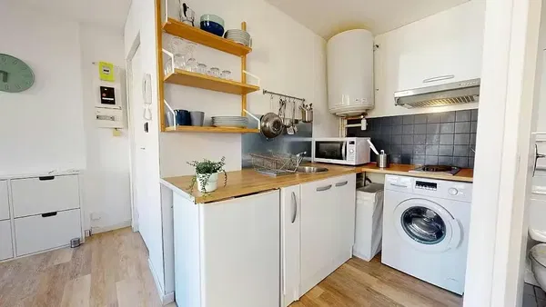 Salon; parquet, lumière naturelle, style moderne, hauteur sous plafond