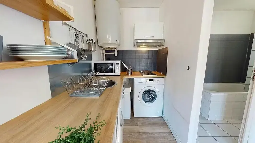 Σαλόνι; ξύλινο πάτωμα, φυσικό φως, μοντέρνο στυλ, ψηλά ταβάνια