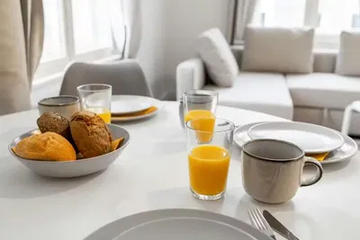 Хол; дървен под, естествена светлина, модерен стил, високи тавани