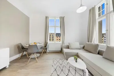 Σαλόνι; ξύλινο πάτωμα, φυσικό φως, μοντέρνο στυλ, ψηλά ταβάνια