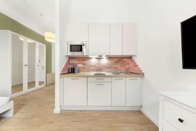 Σαλόνι; ξύλινο πάτωμα, φυσικό φως, μοντέρνο στυλ, ψηλά ταβάνια