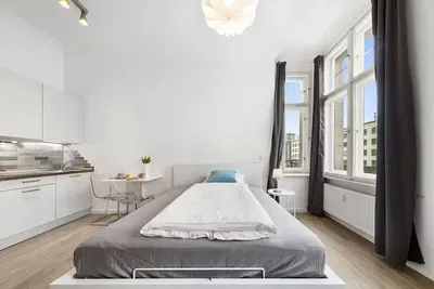 Σαλόνι; ξύλινο πάτωμα, φυσικό φως, μοντέρνο στυλ, ψηλά ταβάνια