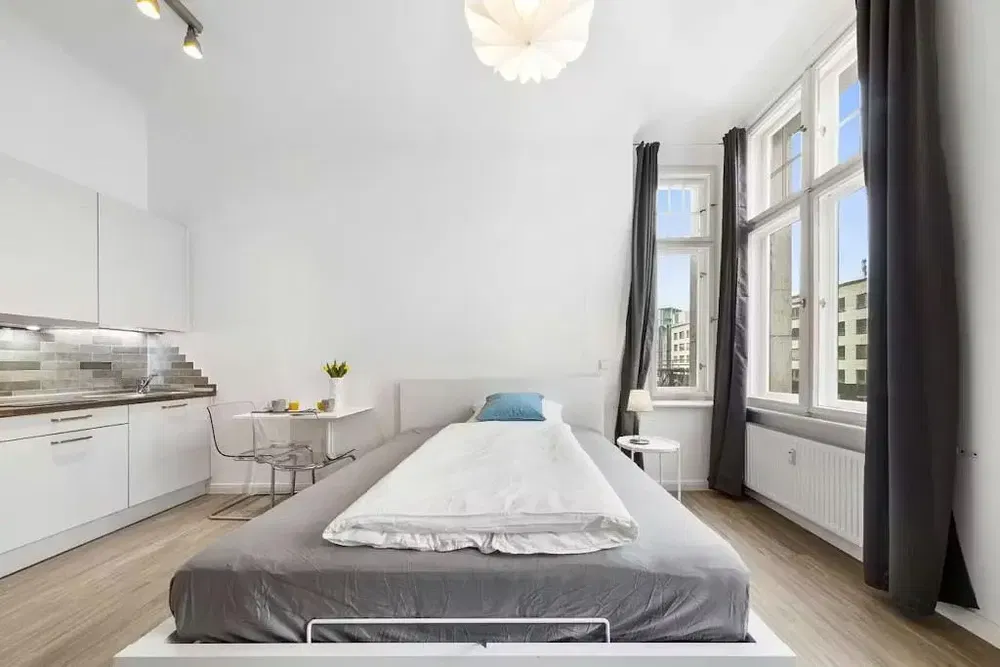 Salón; suelo de madera, luz natural, estilo moderno, techos altos