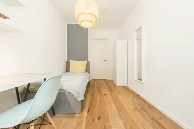 Σαλόνι; ξύλινο πάτωμα, φυσικό φως, μοντέρνο στυλ, ψηλά ταβάνια